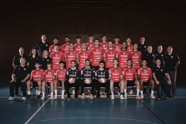 klassisches_teambild_mit_betreuer-hsc_2025_2026adrian_ehrbar_photography.jpg